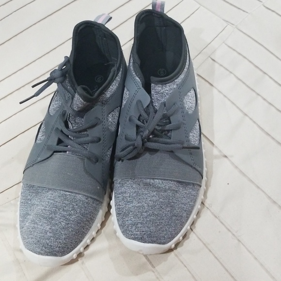 Shoes - Womens athletic shoes